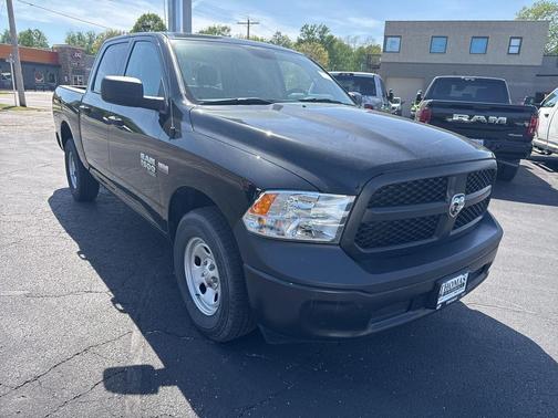 Diamond Black Crystal Pearlcoat 2024 RAM 1500 Tradesman