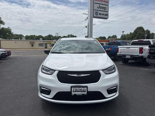 Bright White Clearcoat 2026 Chrysler Pacifica L
