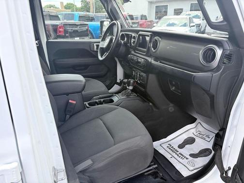 Bright White Clearcoat 2019 Jeep Wrangler Unlimited Sahara