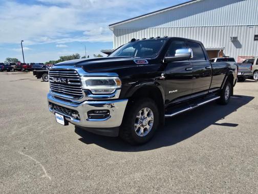 Diamond Black Crystal Pearlcoat 2021 RAM 3500 Laramie Crew Cab 4x4 8' Box