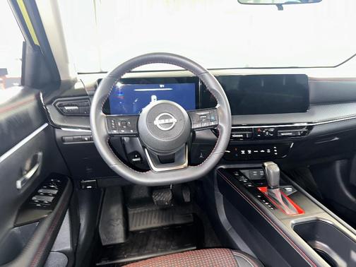 2t Ylw Blk Roof 2025 Nissan Kicks SR