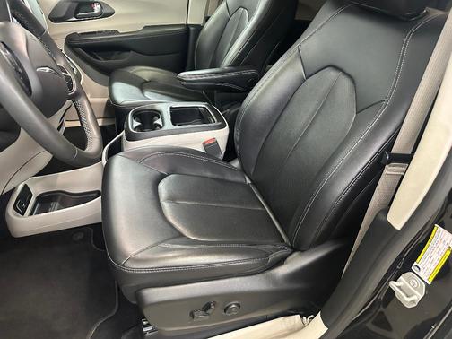 Diamond Black 2024 Chrysler Pacifica Touring-L