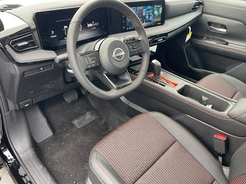 2t Red Blk Roof 2026 Nissan Kicks SR
