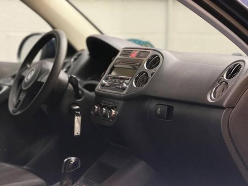 Night Blue Metallic 2011 Volkswagen Tiguan S