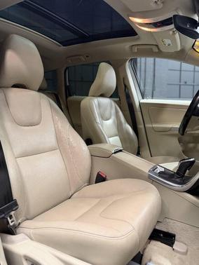 Crystal White Pearl Metallic 2015 Volvo XC60 T6