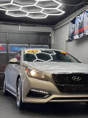 2017 Hyundai SONATA Hybrid SE