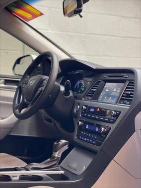 2017 Hyundai SONATA Hybrid SE