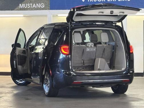 Brilliant Black Crystal Pearlcoat 2017 Chrysler Pacifica Touring-L