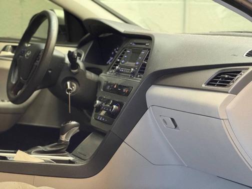 Symphony Silver 2017 Hyundai SONATA SE