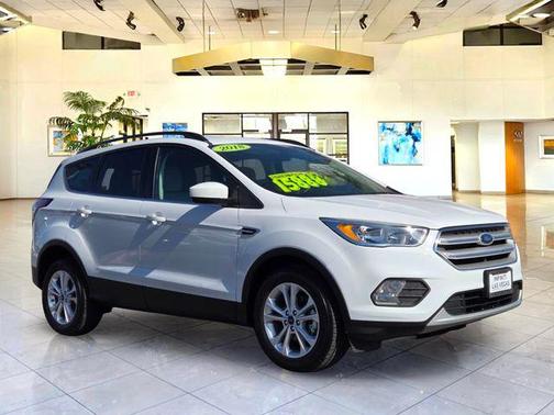 OXFORD WHITE 2018 Ford Escape SE