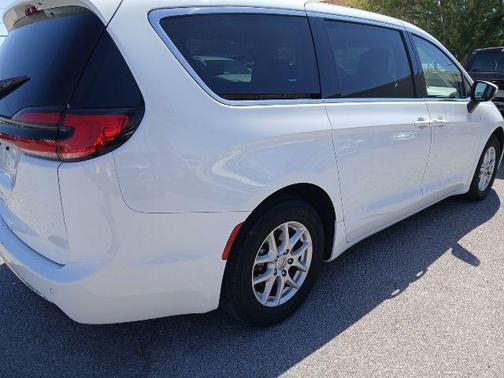 Bright White Clearcoat 2023 Chrysler Pacifica Touring L