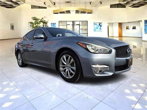 2017 INFINITI Q70 3.7