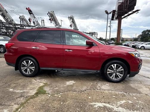 2017 Nissan Pathfinder SL