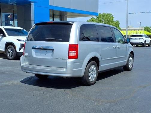 2010 Chrysler Town & Country LX