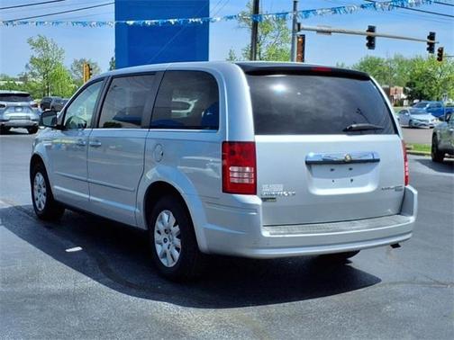 2010 Chrysler Town & Country LX