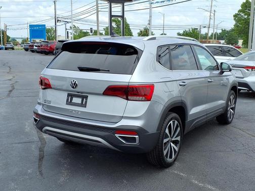 Pyrite Silver Metallic 2024 Volkswagen Taos 1.5T SE