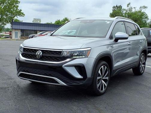 Pyrite Silver Metallic 2024 Volkswagen Taos 1.5T SE