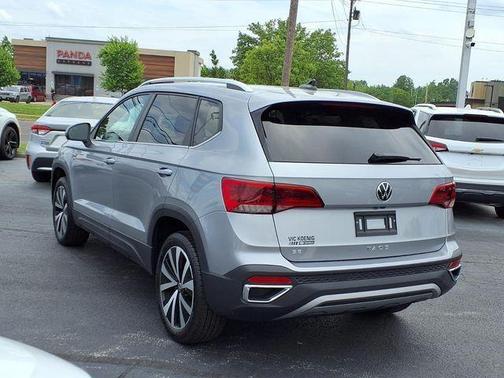 Pyrite Silver Metallic 2024 Volkswagen Taos 1.5T SE