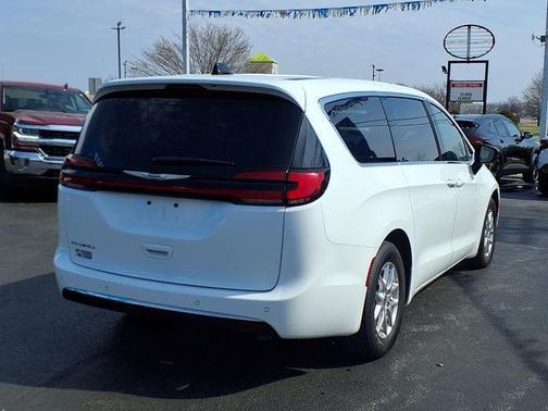 2024 Chrysler Pacifica Touring-L