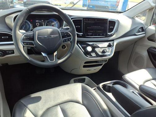 2024 Chrysler Pacifica Touring-L