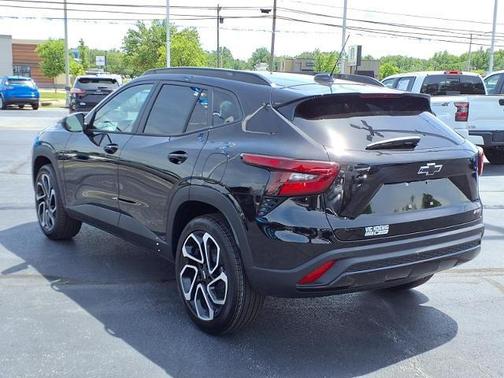Mosaic Black Metallic 2026 Chevrolet Trax 2RS