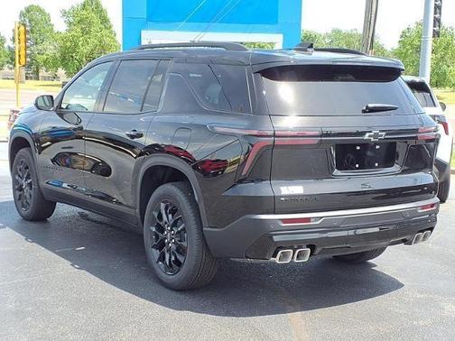 Mosaic Black Metallic 2026 Chevrolet Traverse LT