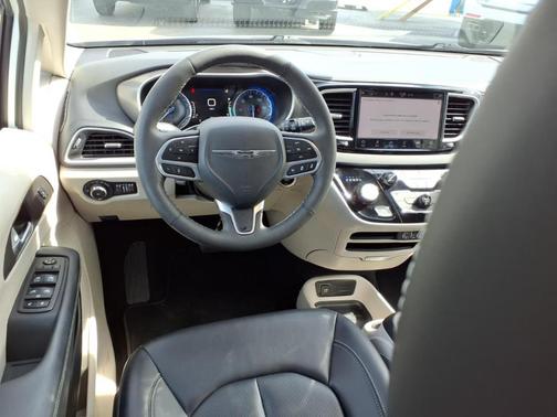 2024 Chrysler Pacifica Touring-L