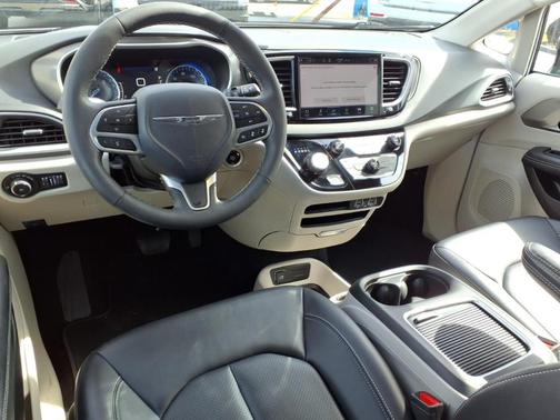2024 Chrysler Pacifica Touring-L
