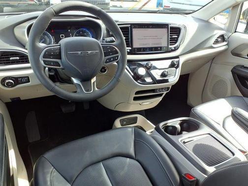 2024 Chrysler Pacifica Touring-L
