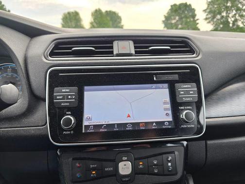 Pearl White 2018 Nissan Leaf SL