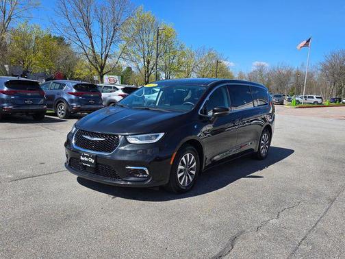 Brilliant Black Crystal Pearlcoat 2023 Chrysler Pacifica Hybrid Touring L