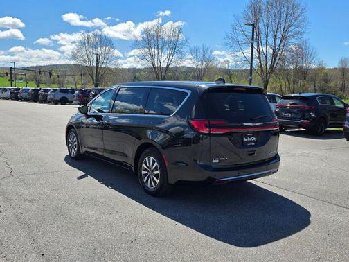 Brilliant Black Crystal Pearlcoat 2023 Chrysler Pacifica Hybrid Touring L