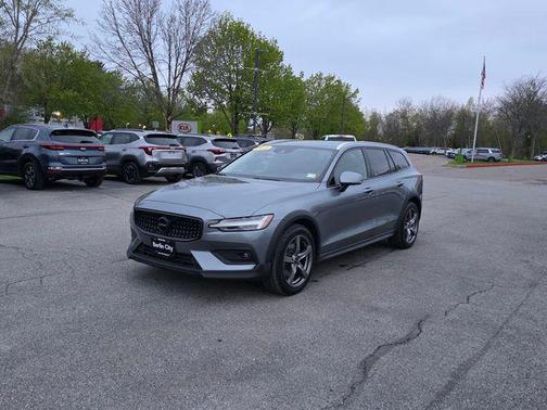 Osmium Gray Metallic 2021 Volvo V60 Cross Country T5