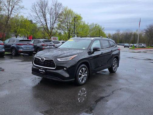 Midnight Black Metallic 2021 Toyota Highlander XLE