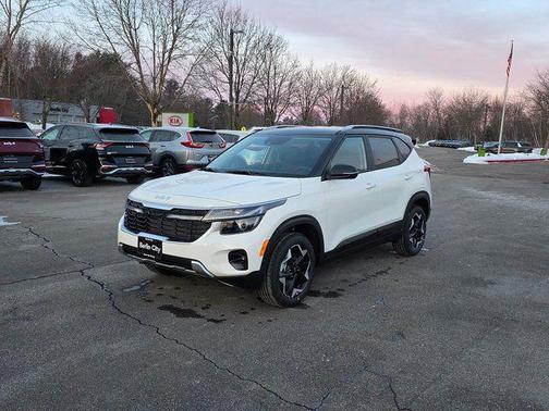 Clear White/Black Roof 2026 Kia Seltos S