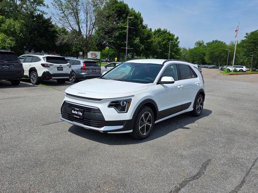 Snow White Pearl 2026 Kia Niro LX