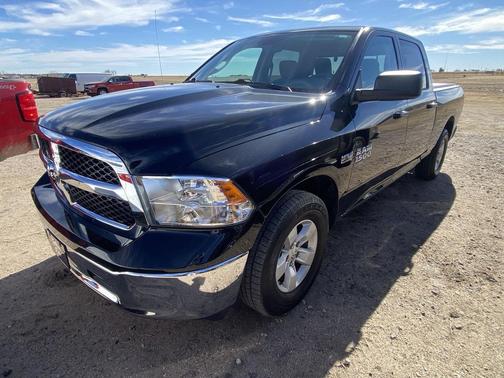 Brilliant Black Crystal Pearlcoat 2019 RAM 1500 SLT