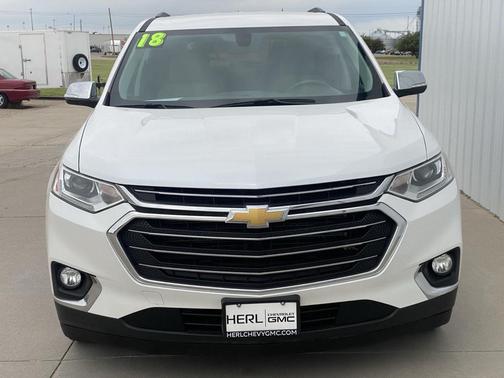 Iridescent Pearl Tricoat 2018 Chevrolet Traverse LT Cloth