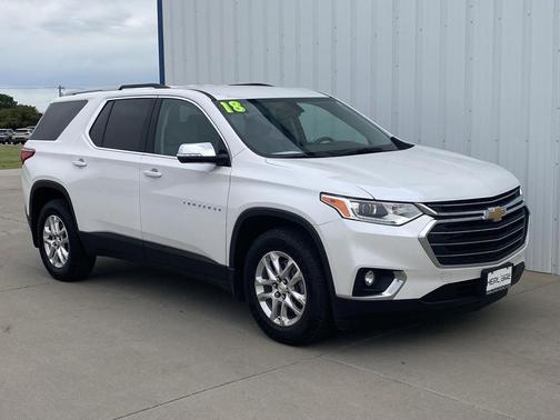 Iridescent Pearl Tricoat 2018 Chevrolet Traverse LT Cloth