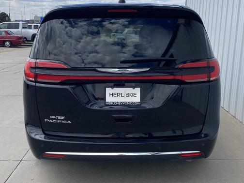 Diamond Black Crystal Pearlcoat 2025 Chrysler Pacifica L