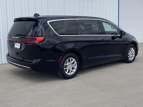 Diamond Black Crystal Pearlcoat 2025 Chrysler Pacifica L