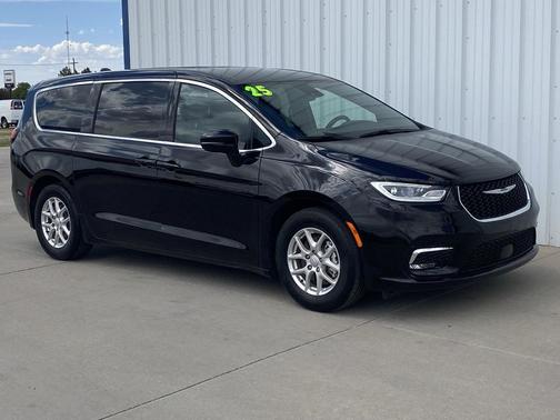 Diamond Black Crystal Pearlcoat 2025 Chrysler Pacifica L