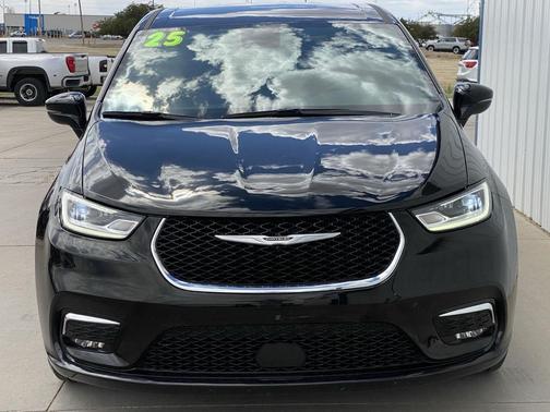 Diamond Black Crystal Pearlcoat 2025 Chrysler Pacifica L