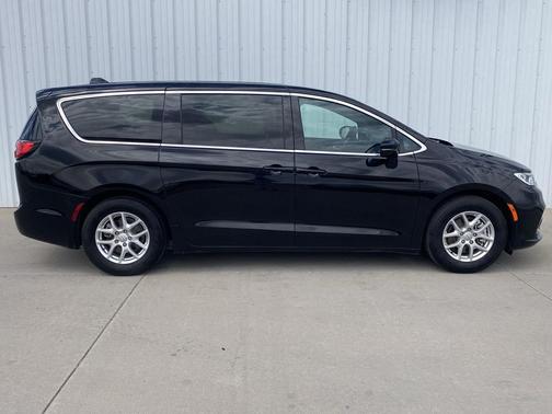 Diamond Black Crystal Pearlcoat 2025 Chrysler Pacifica L