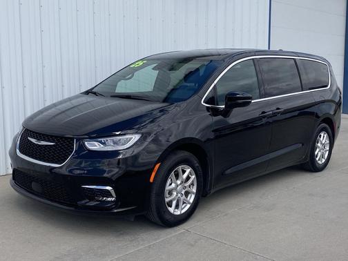 Diamond Black Crystal Pearlcoat 2025 Chrysler Pacifica L