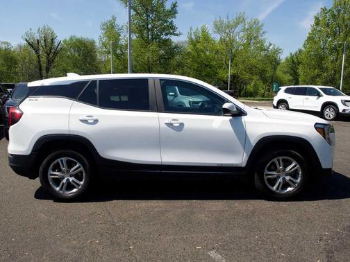 Summit White 2024 GMC Terrain SLE