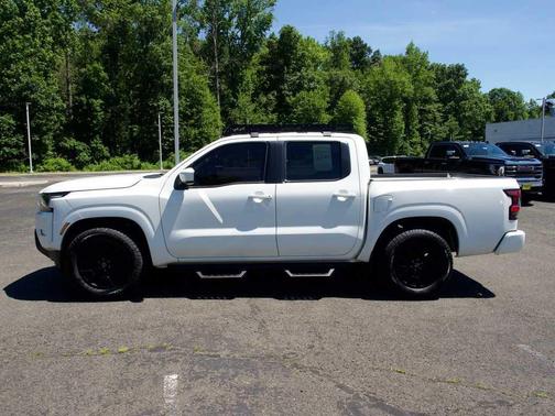 Glacier White 2022 Nissan Frontier SV