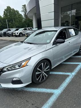 Brilliant Silver Metallic 2022 Nissan Altima SR FWD