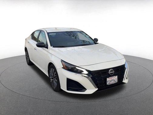 Glacier White 2025 Nissan Altima SV FWD