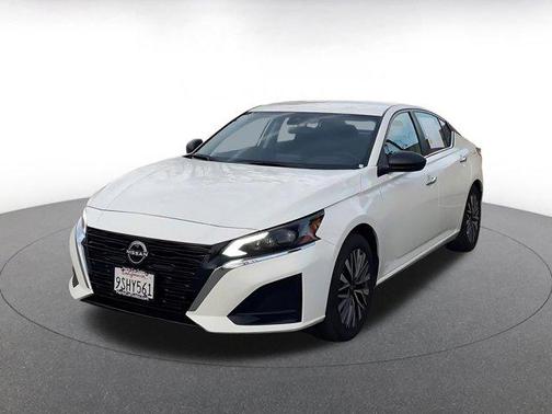 Glacier White 2025 Nissan Altima SV FWD